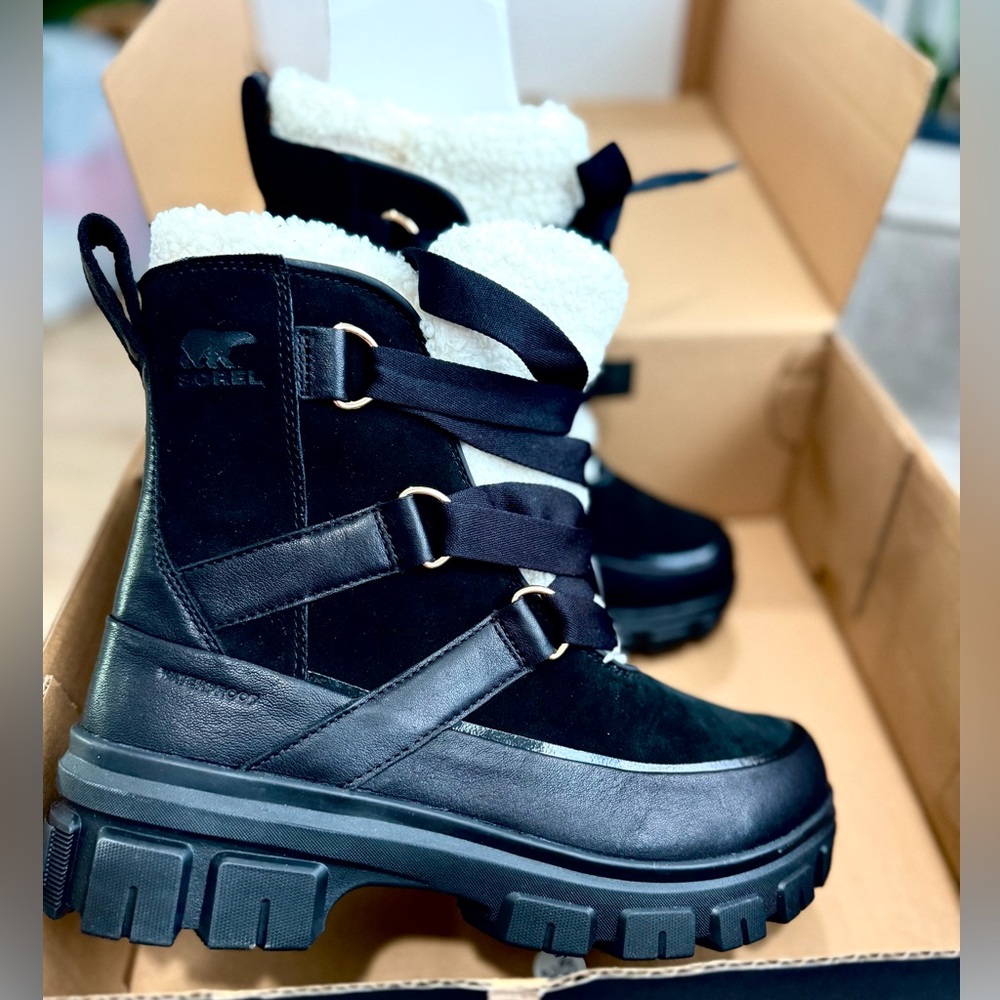 Sorel Black Shearling Cuff Lug-Sole Hiking Boot